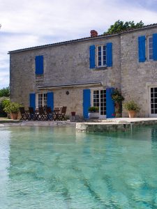 Logis Saint Léonard vue extérieure maison & piscine